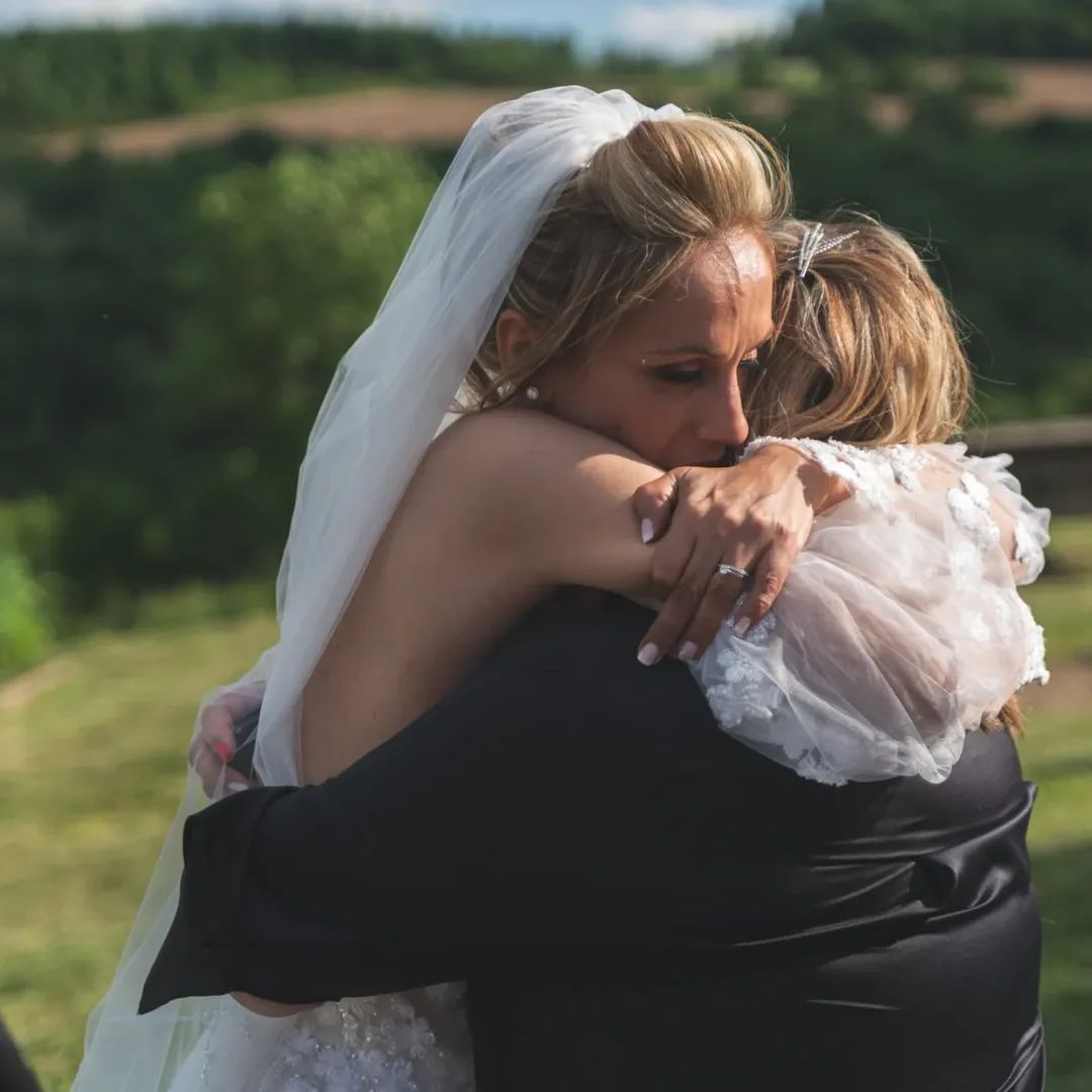 Marie qui enlace une mariée