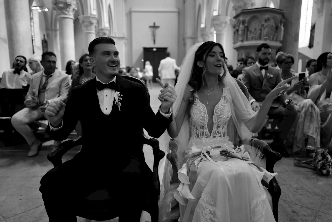Marie au coté d'un couple à la table des mariées
