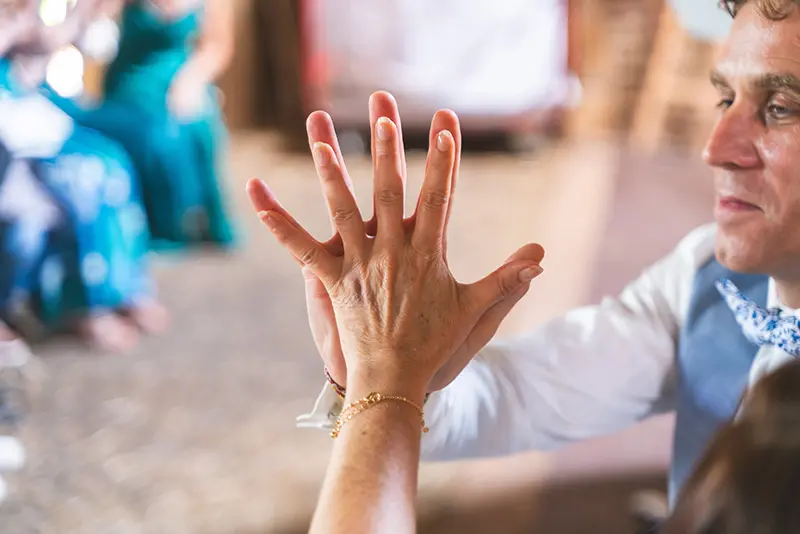 Un homme et une femme mains jointe