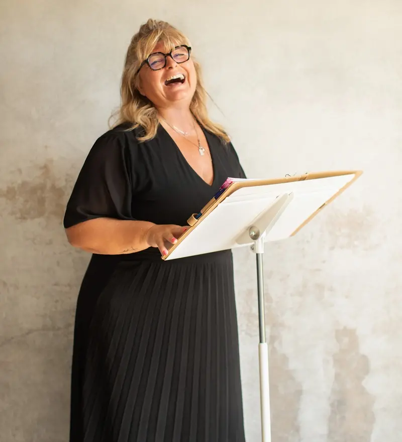 Marie au pupitre de cerémonie