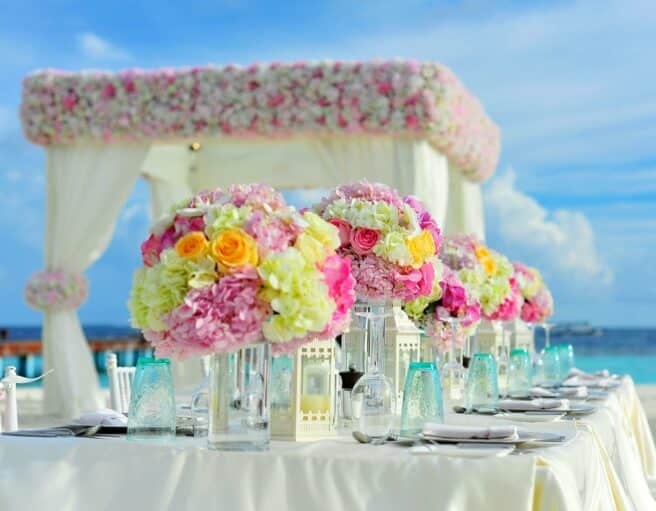 Table de mariage en bord de mer