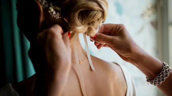 Une mariée finissant de se faire coiffer