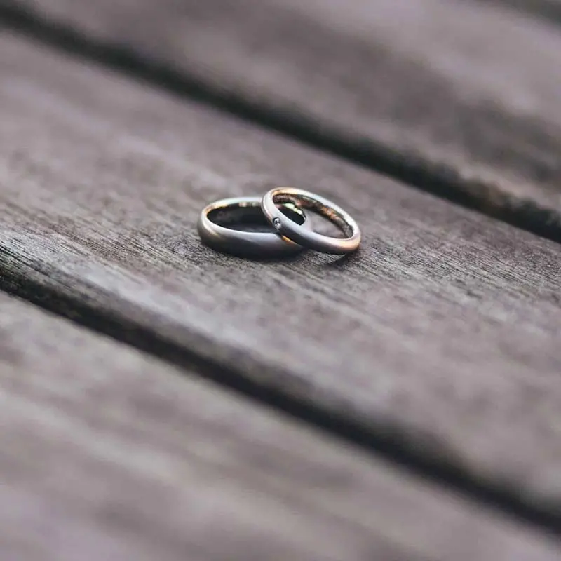 Deux alliances sur une table en bois