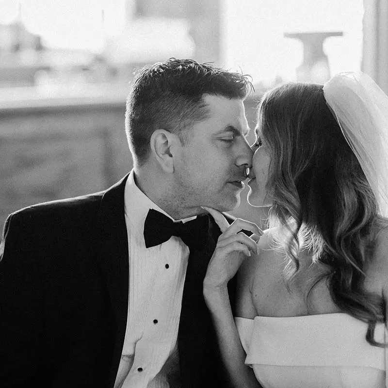 Un homme et une femme qui s'embrasse le jour de leur mariage